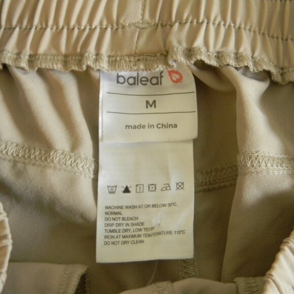 Baleaf Shorts Khaki Sz M Hiking Track Biking Lightweight Pockets Pull On NWOT - Picture 3 of 4